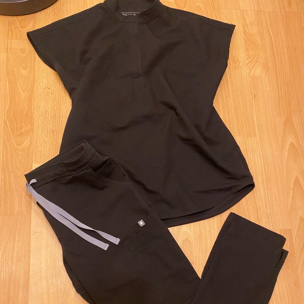 FIGS SCRUBS IN CLASSIC BLACK